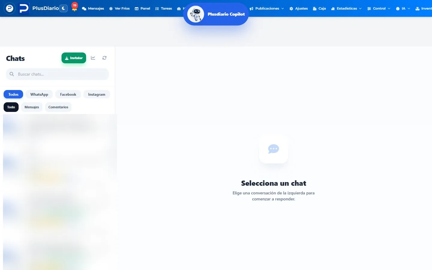 Bandeja real de conversaciones de Plusdiario IA con los contactos y mensajes difuminados.